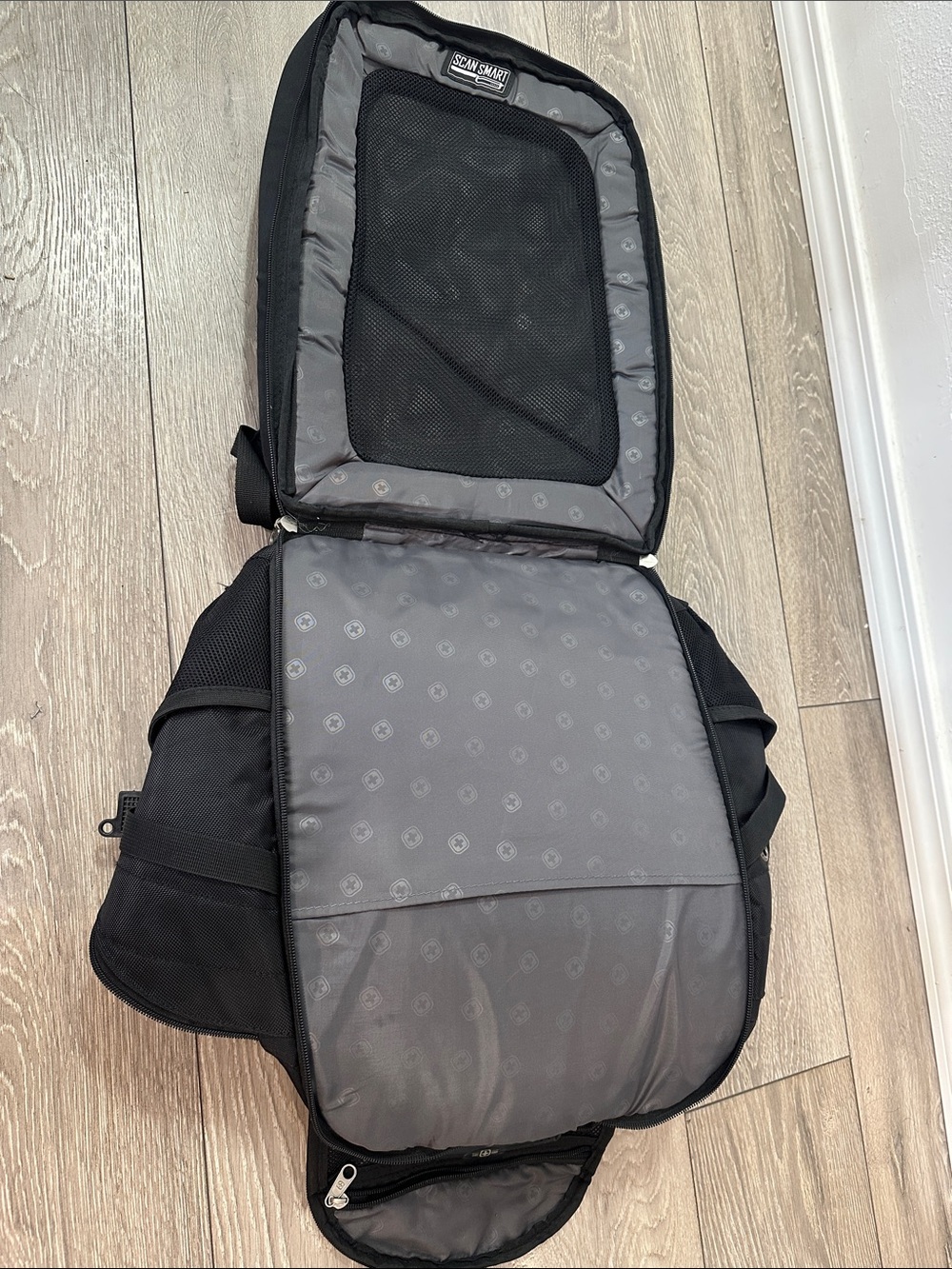 SwissGear 1900 ScanSmary TSA Backpack - Picture 10 of 11